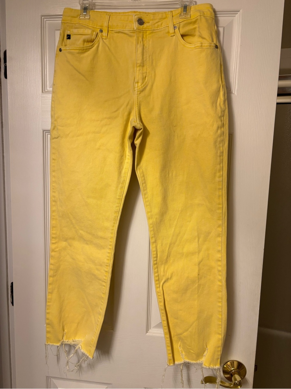 New w/out tags. KanCan Yellow distressed Women's Jeans. Sz 11/29.